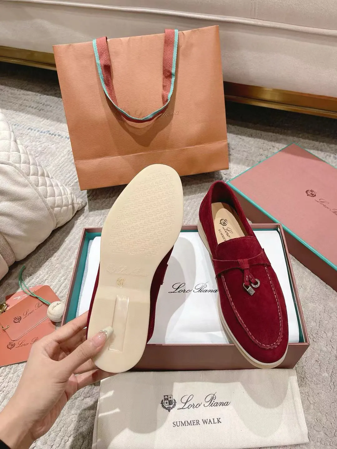 Factory price: 520💰4050 new color. Original purchase, 1⃣️: 1⃣️ folded and developed, Loro Piana professional model to try on feet, quality purchase level, flash sale of common products on the market, welcome to compare, original packaging. Fabric: Imported from Italy🐑High mercerized shearling, Lining: Hand-sewn mark thread in water-dyed cowhide imported from Italy🧵, high-end and elegant. Comfortable on the feet. Size: Women's 35-42 (41, 42) customized, non-returnable, men's 38-45 (46, 47, 48) customized, non-refundable. Fashionable boutiques that you can’t miss, a must-have item